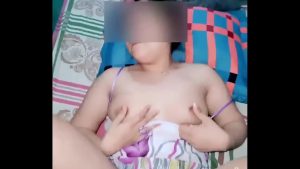 Chịch vợ dâm vừa đụ vừa se đầu ti cực nứng