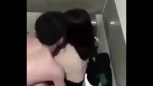 Quay trộm đôi sinh viên dâm đãng địt nhau trong toilet