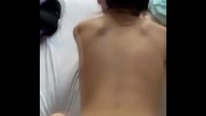 Đi du lịch cùng em vừa đến khách sạn đã bắt anh trả bài