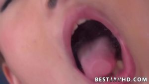 Con em nứng lồn liếm kính rồi tự sướng lồn dâm nhiều nước