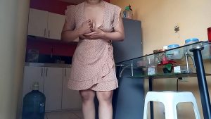 Gái dâm đứng trong bếp tự sướng