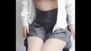 Gái dâm ngồi im trên ghế thủ dâm