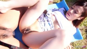 Đụ nhau ngoài bãi cỏ cùng con em dâm lồn đẹp