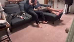 Đang chơi game thì đè em yêu ra đụ quá đã