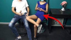 Móc lồn cho em gái gọi trong bar