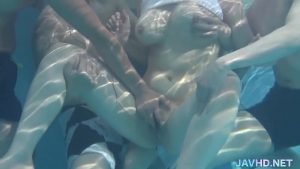 Tự sướng tập thể cho con em nứng lồn dưới hồ bơi