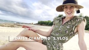 Gái dâm show hàng trên bãi cát