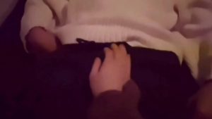 Em trai đang ngủ chị mò vào sóc lọ con cu đang cửng