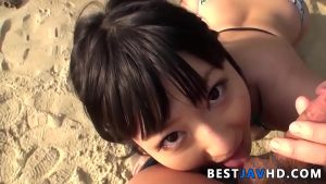 Bé gái nứng dâm đãng gợi tình bú cặc bên bãi đá bờ biển quá đã