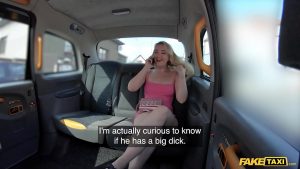 Chịch cực sướng cô em gái dâm áo hồng nứng bướm trên taxi phê quá